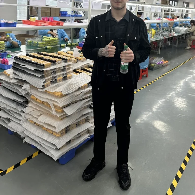 En la fábrica de Waspe, junto a la línea de producción